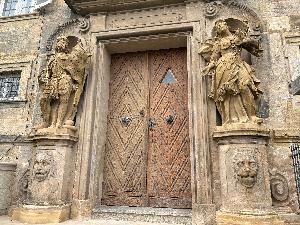 Die Figurengruppe am Kaiserportal des ehemaligen Klosters in Bamberg